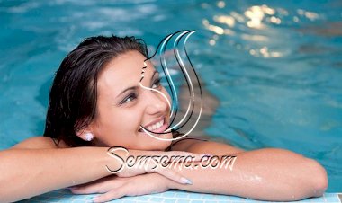 طرق لحماية شعرك في حمام السباحة