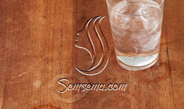 طريقة سحرية لتنظيف الطاولات الخشبية من علامات الأكواب