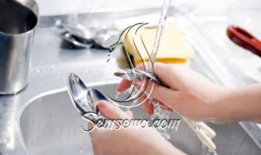 3 طرق لتنظيف أدوات المائدة