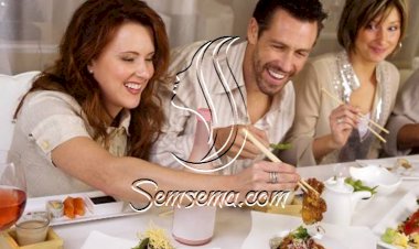 احترسي من مراقبة الغير على المائدة