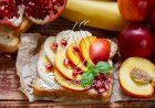 توست بالجبنة الكريمي والفواكه.. مناسب للفطار