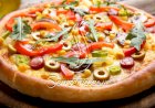 طريقة عمل بيتزا بالخضروات والسوسيس