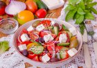 طريقة عمل سلطة الطماطم بالزيتون والجبنة