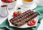 طريقة عمل رولات كريب الشيكولاتة بالفراولة