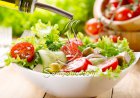 طريقة عمل سلطة الطماطم والخس بالزيتون