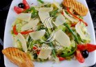 سلطة الخضار والجبن