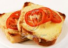 شرائح التوست بالجبنة والطماطم المشوية الخفيفة