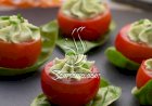 مقبلات الطماطم المحشوة بالبستو والأفوكادو