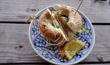 طريقة عمل خبز البيغل بالأومليت والجبن