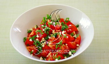 طريقة عمل سلطة الطماطم بالثوم والبقدونس