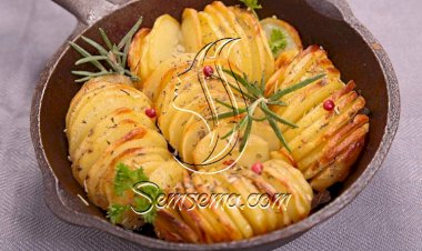 صينية بطاطس بالبصل والأعشاب للنباتيين