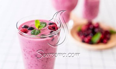 مشروب التوت بالشيكولاتة البيضاء للكريسماس