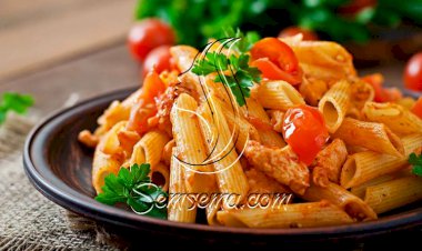 طريقة عمل مكرونة بقطع الدجاج والصلصة