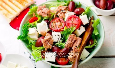 طريقة عمل سلطة تونة بالجبنة والزيتون