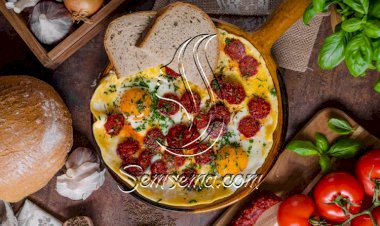 طريقة عمل البيض بالسوسيس والفلفل