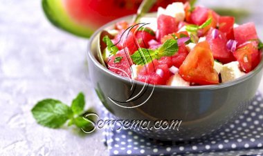 طريقة عمل سلطة بطيخ بالجبنة والفلفل