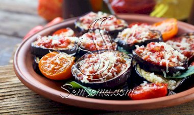 طريقة عمل شرائح الباذنجان بالصلصة والموزاريلا