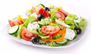 طريقة عمل سلطة الطماطم والخيار بالزيتون