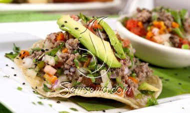 طريقة عمل توستادا اللحم المكسيكية بالجبن الشيدر