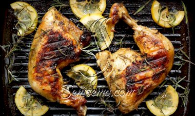 طريقة عمل أفخاذ الدجاج المشوية بالليمون والروزماري