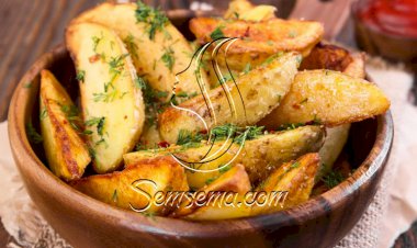 طريقة عمل بطاطس ويدجز بالأعشاب في الفرن