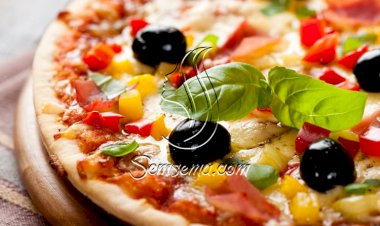 طريقة عمل بيتزا البسطرمة بالفلفل الملون والزيتون