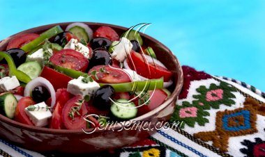 طريقة عمل سلطة خضراء بالجبنة والزيتون