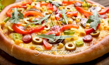 طريقة عمل بيتزا السوسيس بالزيتون والفلفل الملون