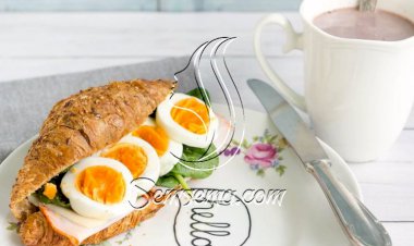 كرواسون ساندويتش بيض بالرومي المدخن.. مناسب للمدارس