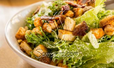 سلطة الخس بالتوست والبسطرمة.. لذيذة وشهية