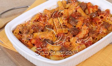 طريقة عمل طاجن مكرونة بالسجق والصلصة