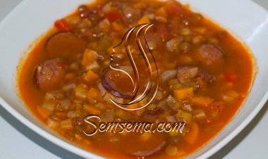 طريقة عمل شوربة العدس بالسجق