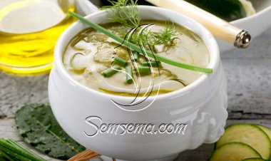 طريقة عمل شوربة الكوسة بقطع الدجاج