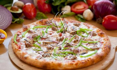 طريقة عمل بيتزا بالسجق والجبن الشيدر