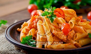 طريقة عمل مكرونة بالصلصة وقطع الدجاج