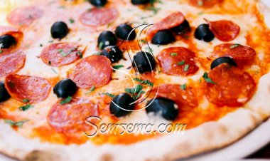 طريقة عمل بيتزا بالبيروني والزيتون