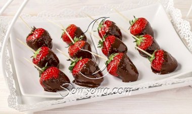 الفراولة بالشيكولاتة.. لذيذة وسهلة التحضير