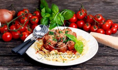 طريقة عمل فيتوتشيني بكرات اللحم والبارميزان