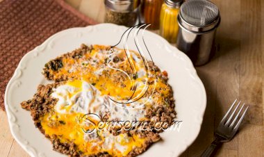 طريقة عمل الأومليت باللحم المفروم والفلفل