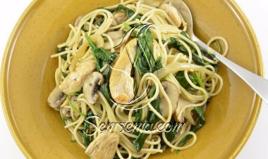 طريقة عمل المكرونة بقطع الدجاج والسبانخ