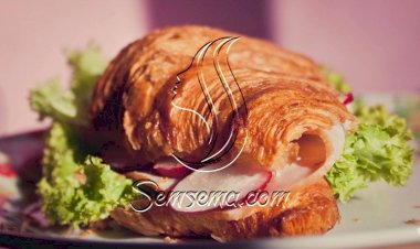 ساندويتش كرواسون بالرومي المدخن والفجل الأحمر