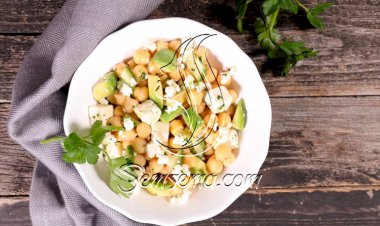 طريقة عمل سلطة حمص بالأفوكادو والجبنة