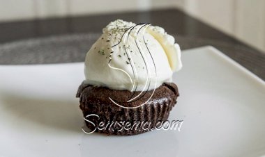 طريقة عمل كب كيك الشيكولاتة بالآيس كريم