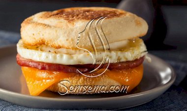 ساندويتش بيض بالبسطرمة والشيدر.. فطار متكامل