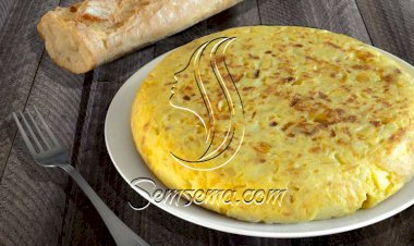 صينية أومليت البيض بالبطاطس المغذية