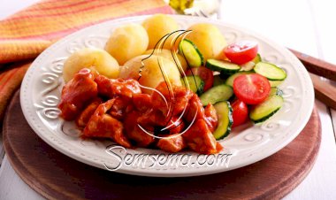 طريقة عمل صدور الدجاج بصوص الطماطم