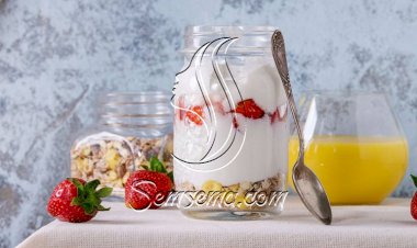طريقة عمل الزبادي بالشوفان والفراولة