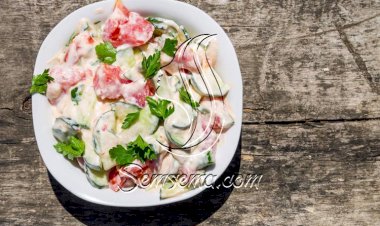 طريقة عمل سلطة الطماطم والبصل الأخضر بالمايونيز
