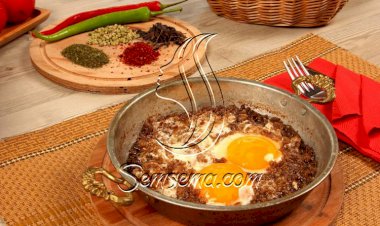طريقة عمل بيض مقلي باللحمة المفرومة