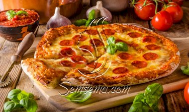 طريقة عمل بيتزا بالسلامي والجبنة